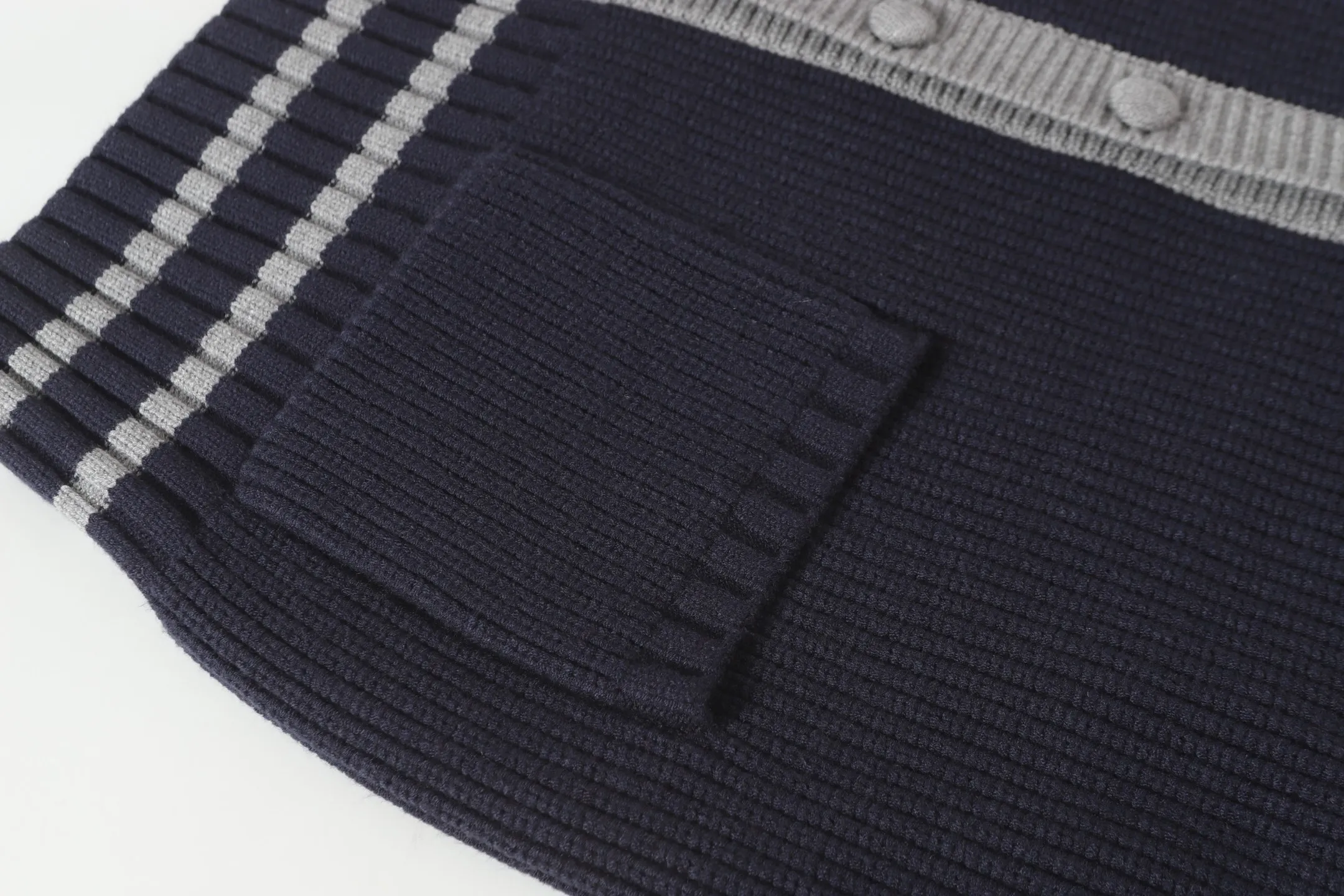 THOM BROWNE · Logo V ：Dark Blue Gray Size：S M L Thom Browne 1965 ， 1997 。 Giorgio Armani ， Club Monaco ， 。Browne ， 、 。 ， 。 Thom Browne Classic ， 、 Classic。